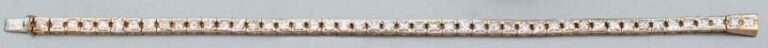 BRACELET en or jaune articulé serti de diamants taille princesse et un diamant taille coussi