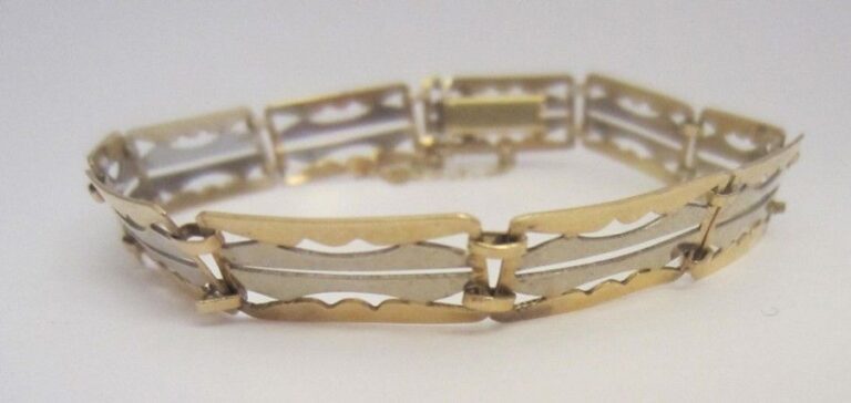 Bracelet en or jaune et or blanc (750 millièmes) à maillons rectangulaires ajourés Poids: 9,5g