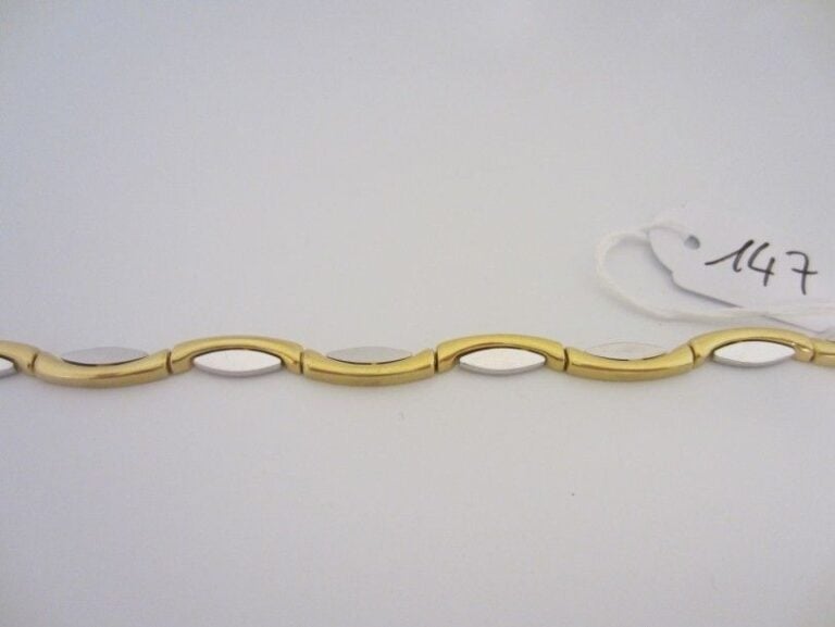 BRACELET en or jaune et or gris (750 millièmes) à motifs sinueux et navette