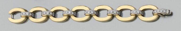 BRACELET en or jaune et or gris (750 millièmes) ajourés à maillons ovales, alternés de godrons sertis d'alignement de diamants taille brillan