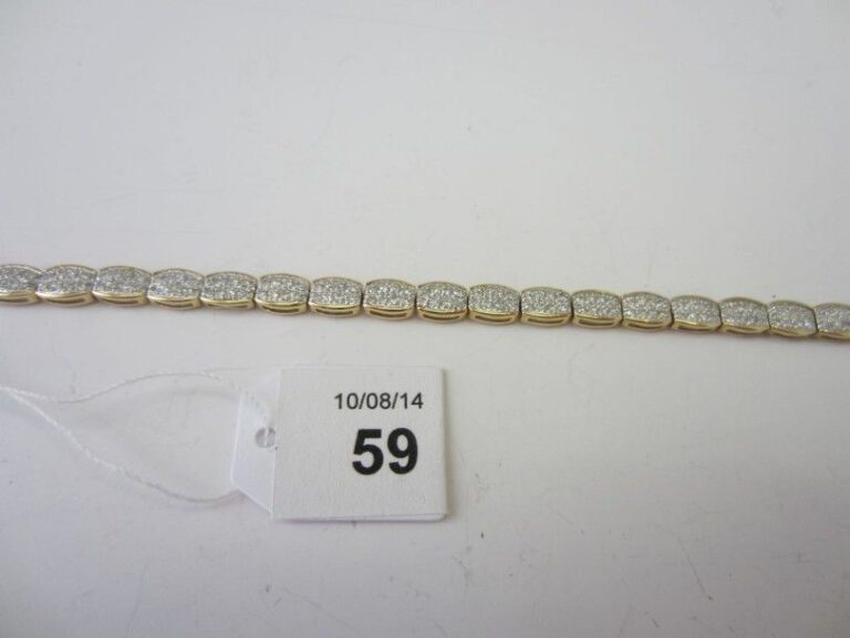 BRACELET en or jaune et or gris (750 millièmes) articulé, serti de pavages de diamants taille brillan