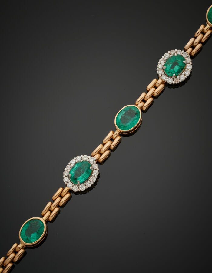 BRACELET en or jaune et or gris (750‰) serti de huit émeraudes ovales, dont qua…