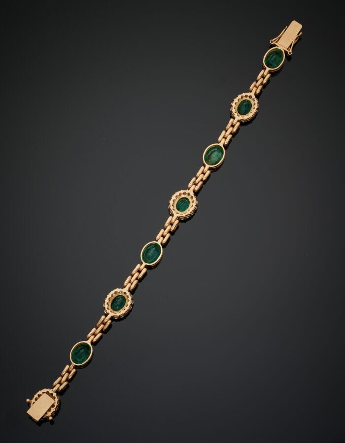 BRACELET en or jaune et or gris (750‰) serti de huit émeraudes ovales, dont qua…