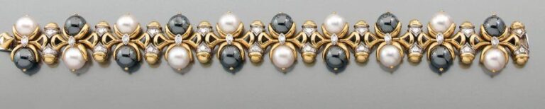 BRACELET en or jaune et or gris articulé et ajouré serti de diamants taille brillant, boules d'hématite et de perles de culture blanche