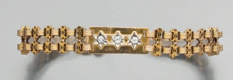 BRACELET en or jaune et or rose retenant une plaque sertie de trois diamants, à motifs étoilé