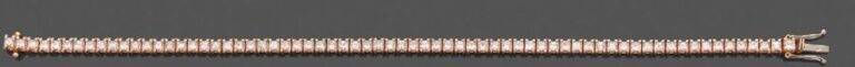 BRACELET en or rose (585 millièmes) 14 carats articulé serti d'un alignement de diamants taille princess