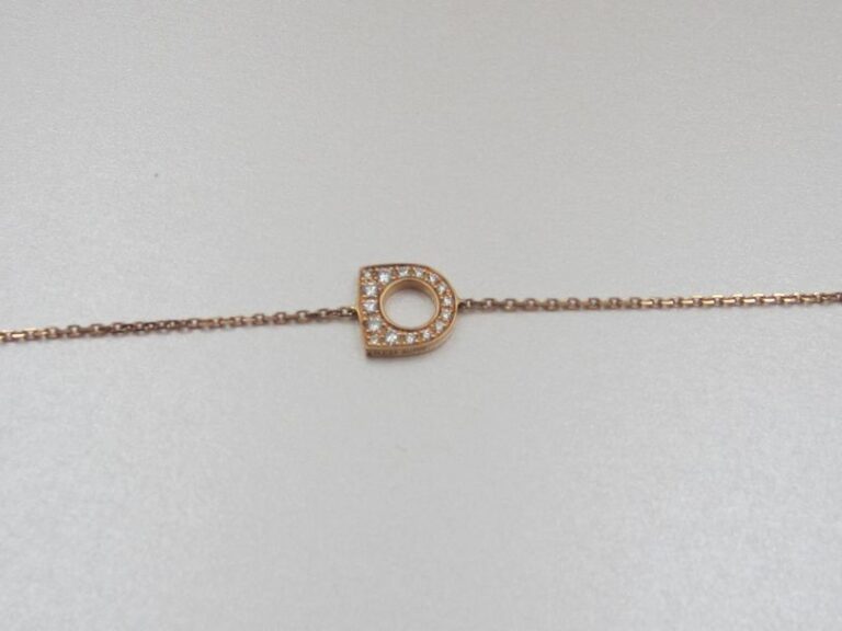 BRACELET en or rose (750 millièmes) composé d'une chaînette retenant un motif «étrier» ajouré et pavé de diamant