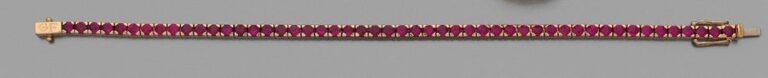 BRACELET en or rose (750 millièmes) serti d'un alignement de rubis rond
