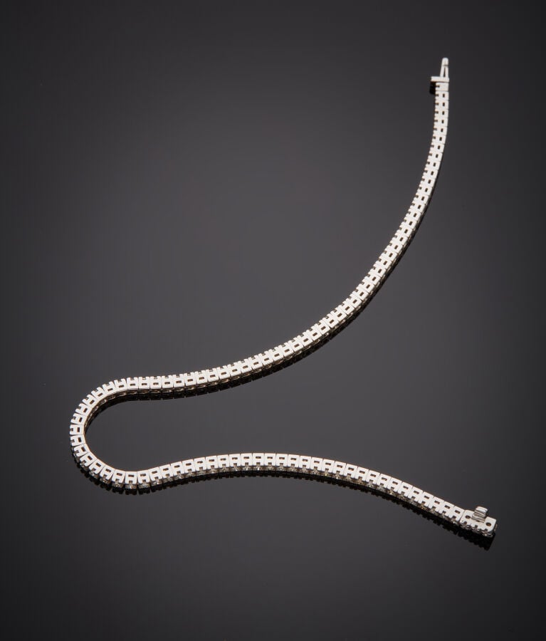 BRACELET en platine (950‰) et or gris (750‰) serti d'un alignement de diamants…