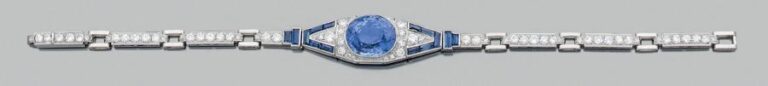 BRACELET en platine (950 millièmes) articulé, entièrement serti de diamants taille brillant, centré d'un saphir de forme ovale, pesant 8,66 carats, épaulé de saphirs calibré