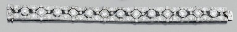 BRACELET en platine (950 millièmes) et or gris (750 millièmes) ajouré à motifs géométriques, pavé de diamants taille ancienne et taille brillant, dont 13 plus important