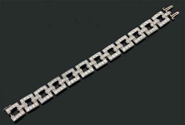 BRACELET en platine articulé à maillons carrés serti de diamants de taille ancienne et 8/