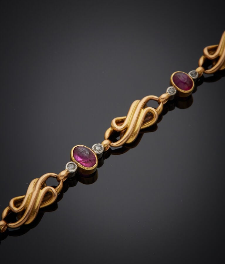 BRACELET en platine (min. 800‰) et or jaune (750‰) à motif de volutes, serti de…