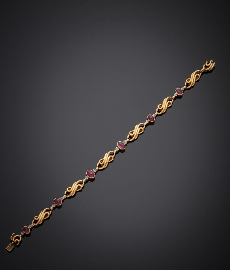 BRACELET en platine (min. 800‰) et or jaune (750‰) à motif de volutes, serti de…