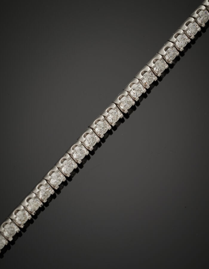 BRACELET en platine (min. 800‰) serti d'un alignement de 59 diamants taille bri…
