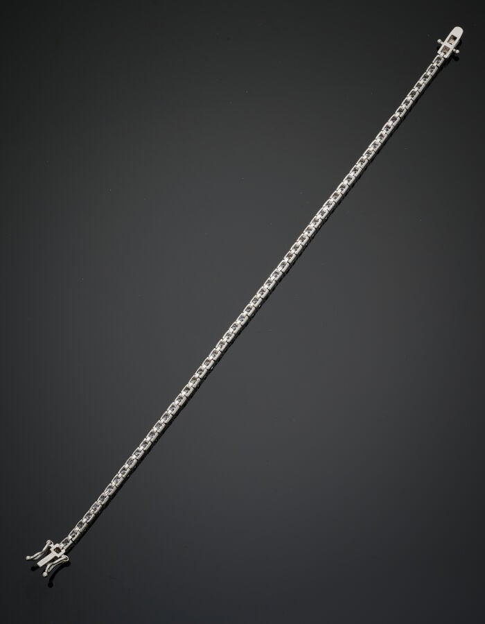 BRACELET en platine (min. 800‰) serti d'un alignement de 59 diamants taille bri…