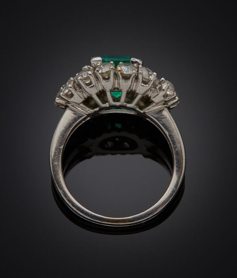BRACELET et BAGUE en platine (min. 800‰) et or gris (750‰), centrés d'une émera…