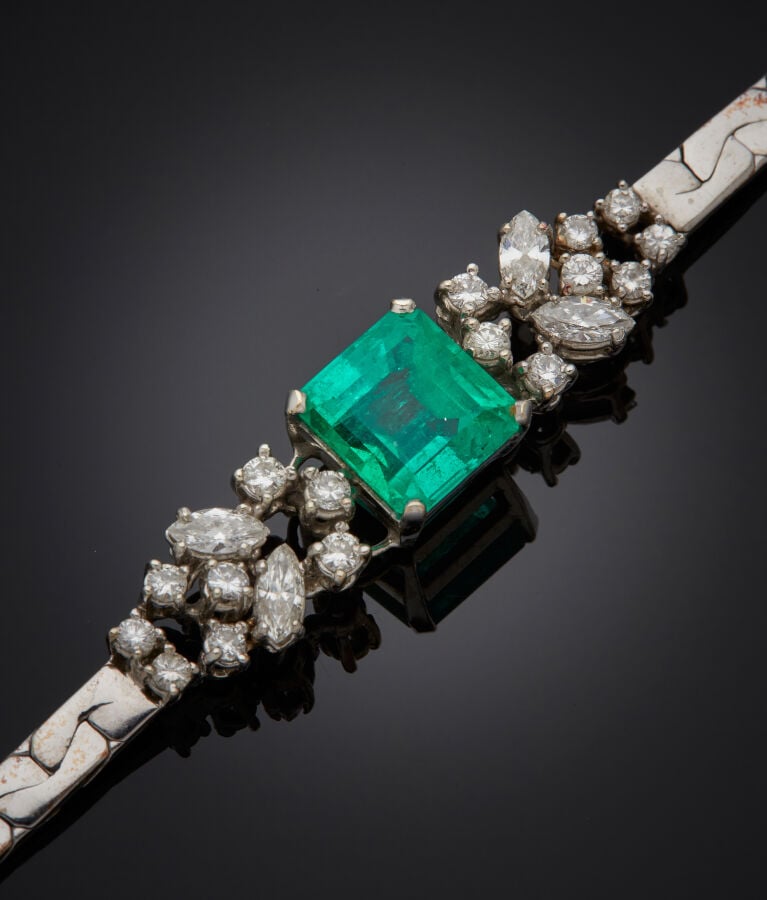 BRACELET et BAGUE en platine (min. 800‰) et or gris (750‰), centrés d'une émera…