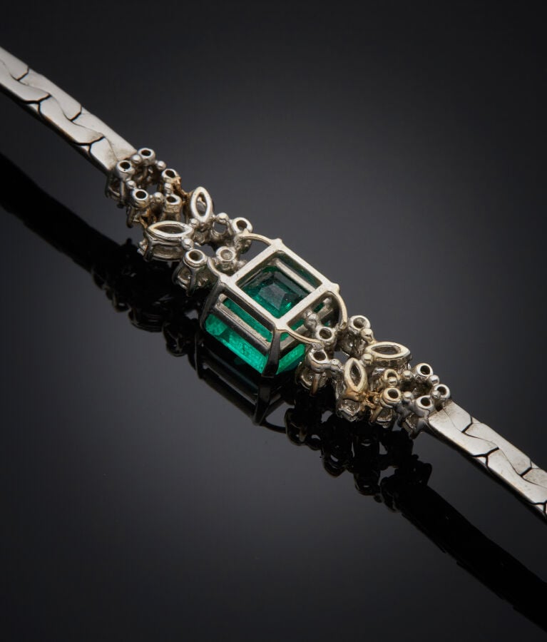BRACELET et BAGUE en platine (min. 800‰) et or gris (750‰), centrés d'une émera…