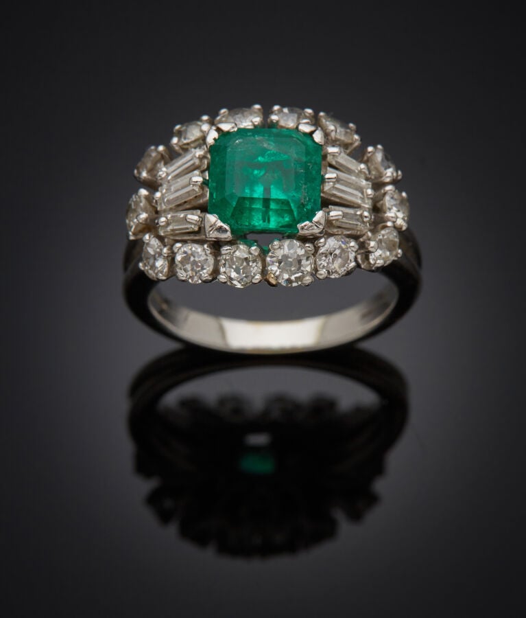 BRACELET et BAGUE en platine (min. 800‰) et or gris (750‰), centrés d'une émera…