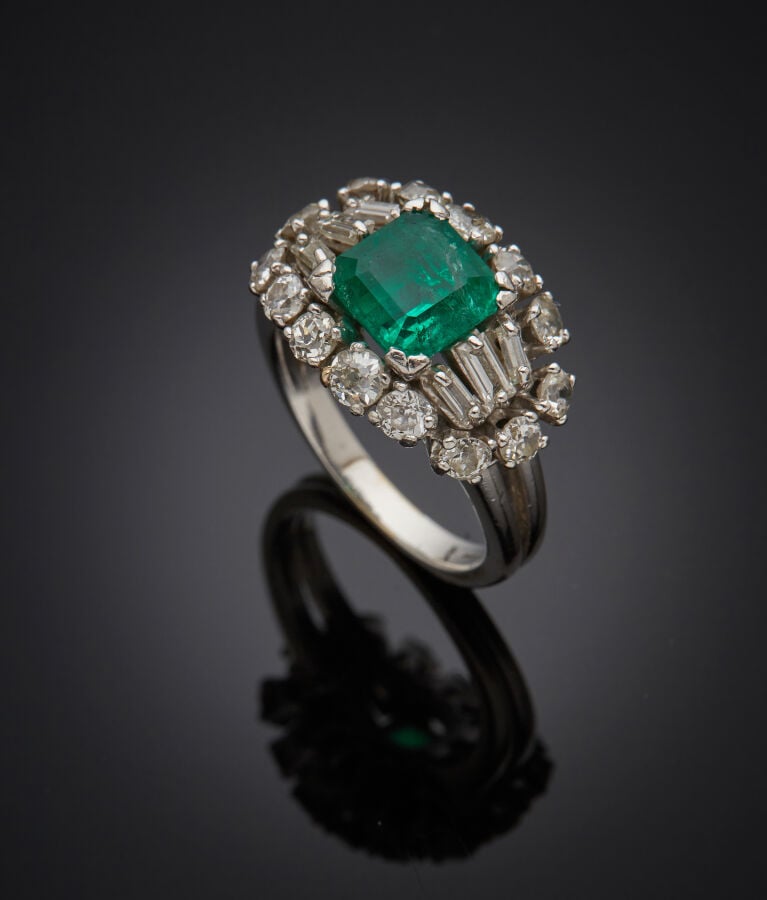 BRACELET et BAGUE en platine (min. 800‰) et or gris (750‰), centrés d'une émera…