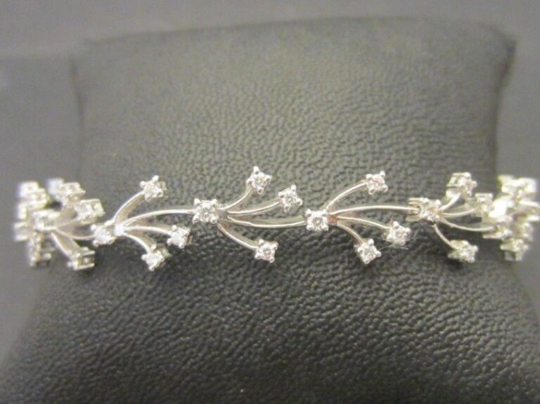 BRACELET «feuilles stylisées» en or gris (750 millièmes) articulé partiellement serti de diamants taille brillan