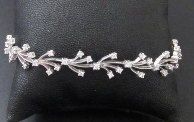 BRACELET « feuilles stylisées » en or gris (750 millièmes) articulé partiellement serti de  diamants taille brillan