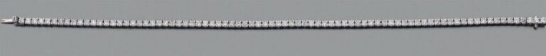 BRACELET fin en or gris (750 millièmes) serti d'un alignement de 80 diamants taille brillan