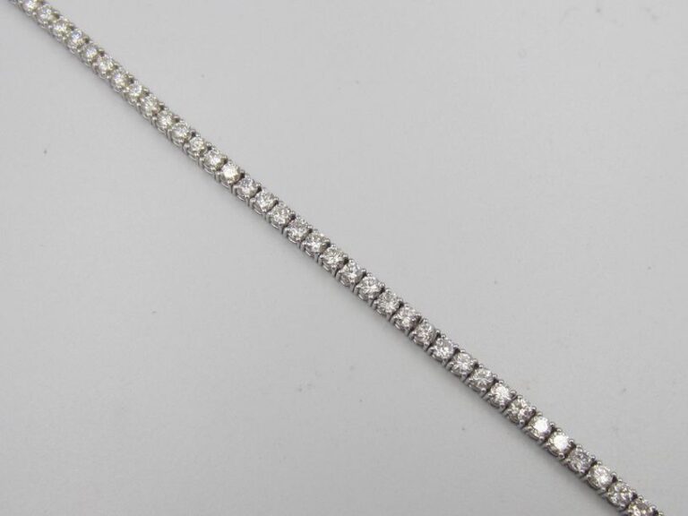 BRACELET fin en or gris (750 millièmes) serti d'un alignement de diamants taille brillan