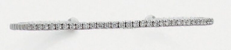 BRACELET fin ouvert or gris (750 millièmes) légèrement flexible, partiellement serti d'un alignement de diamants taille brillan