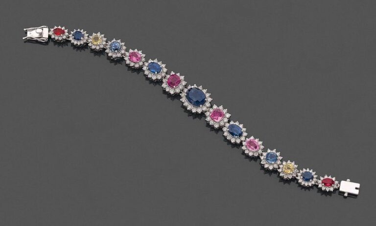 •BRACELET «fleurette» en or gris (585‰) 14 carats, serti de quinze saphirs multicolores, chacun entourés de diamants taille brillan