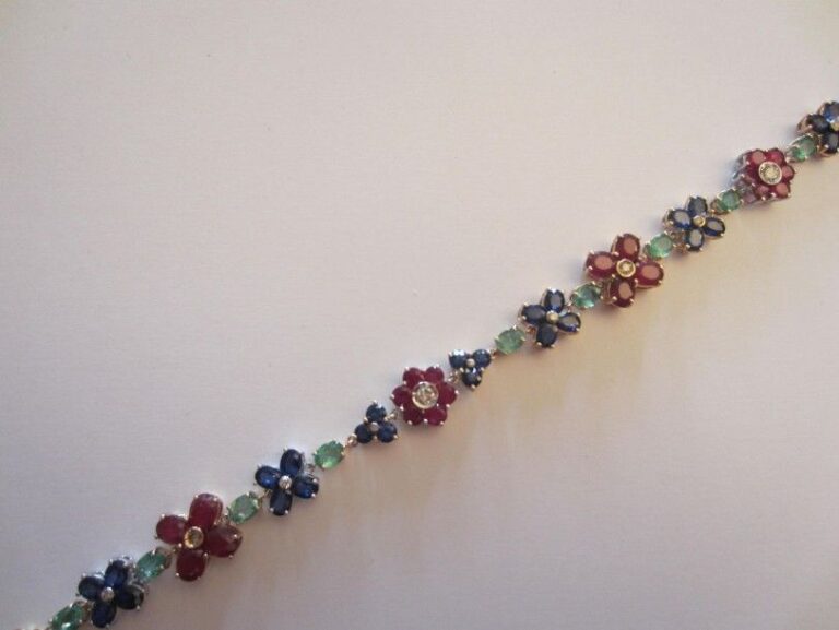 BRACELET «fleurette» en or rose et or gris 14 carats (585 millièmes) serti d?émeraudes, rubis, saphirs et diamants taille brillan