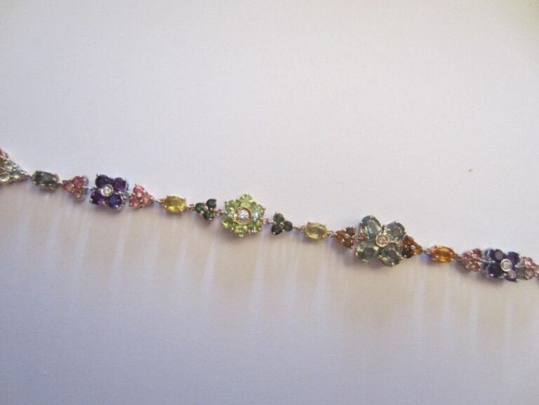 BRACELET «fleurettes» en or rose et or gris 14 carats (585 millièmes) serti de pierres précieuses de couleur