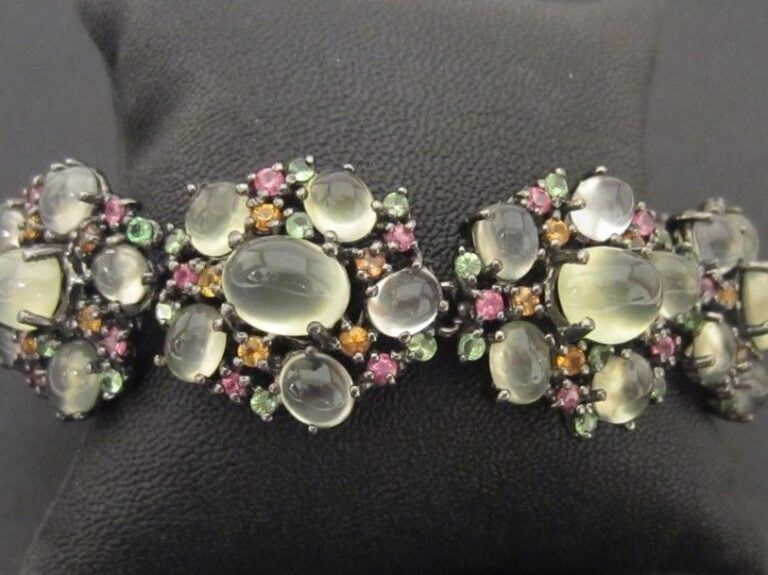 BRACELET « fleurs » en jaune (750 millièmes) et argent noirci (mi