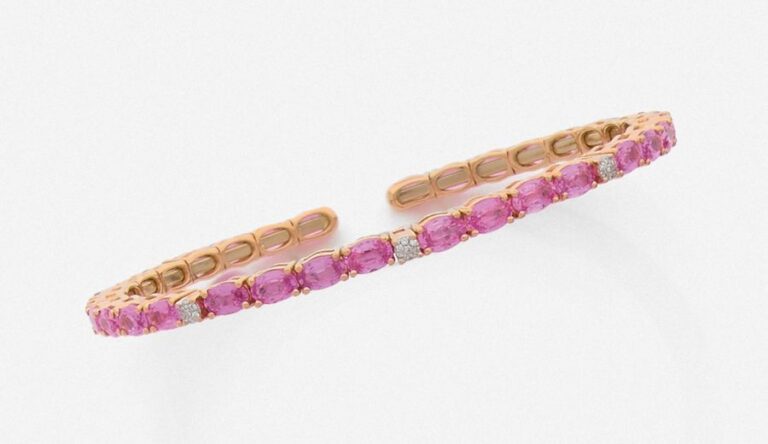 BRACELET flexible en or rose (750 millièmes) serti de saphirs roses de forme ovale, alternés de trois petits pavages de diamants taille brillan