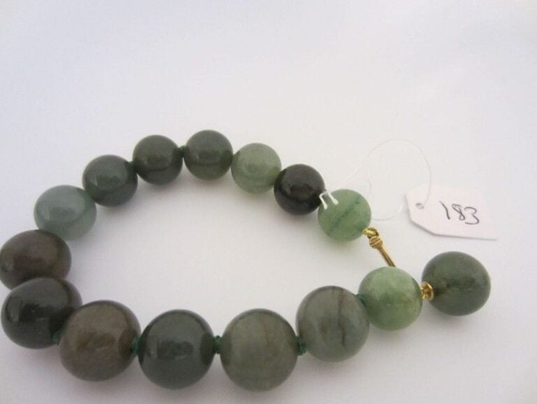 BRACELET formé de 15 boules de jade et d?un fermoir en o