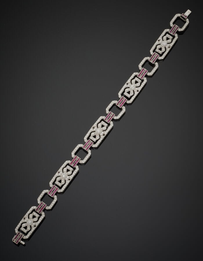 BRACELET géométrique en or gris (750‰) ajouré, à maille octogonale, serti de di…