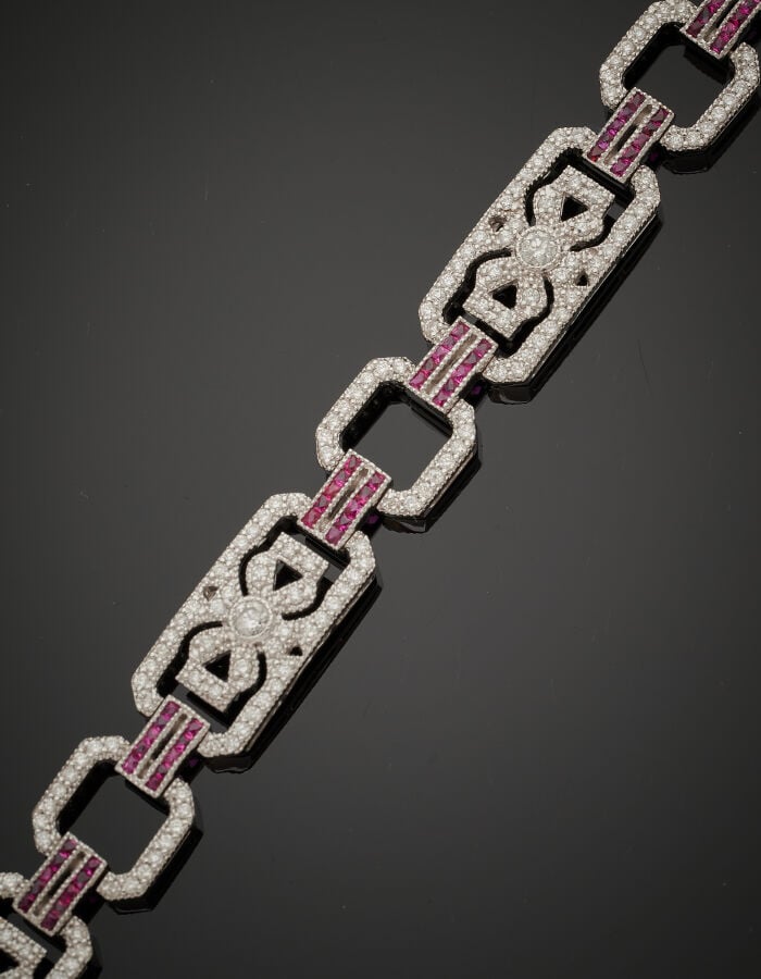 BRACELET géométrique en or gris (750‰) ajouré, à maille octogonale, serti de di…