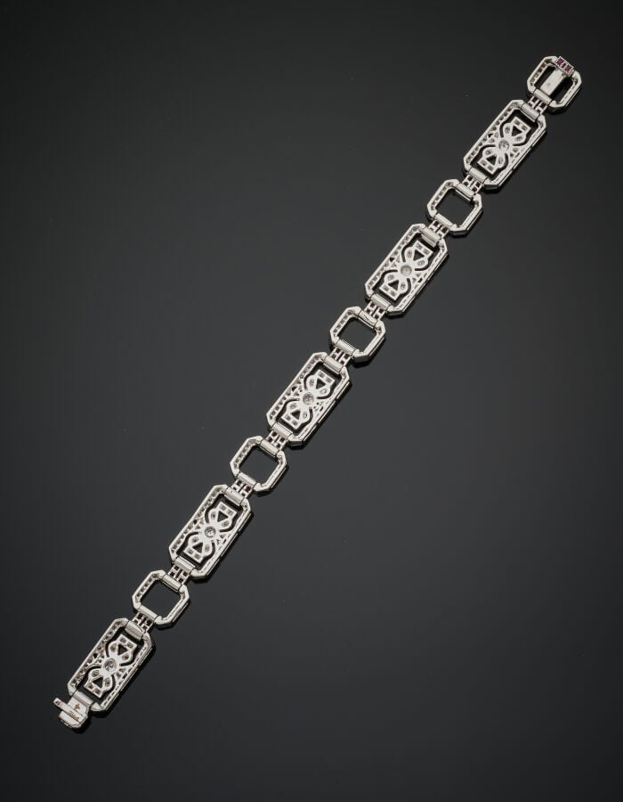 BRACELET géométrique en or gris (750‰) ajouré, à maille octogonale, serti de di…