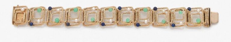 •BRACELET géométrique en or jaune (750‰) ajouré, martelé, orné de perles de culture blanches, lapis lazuli et chrysopras