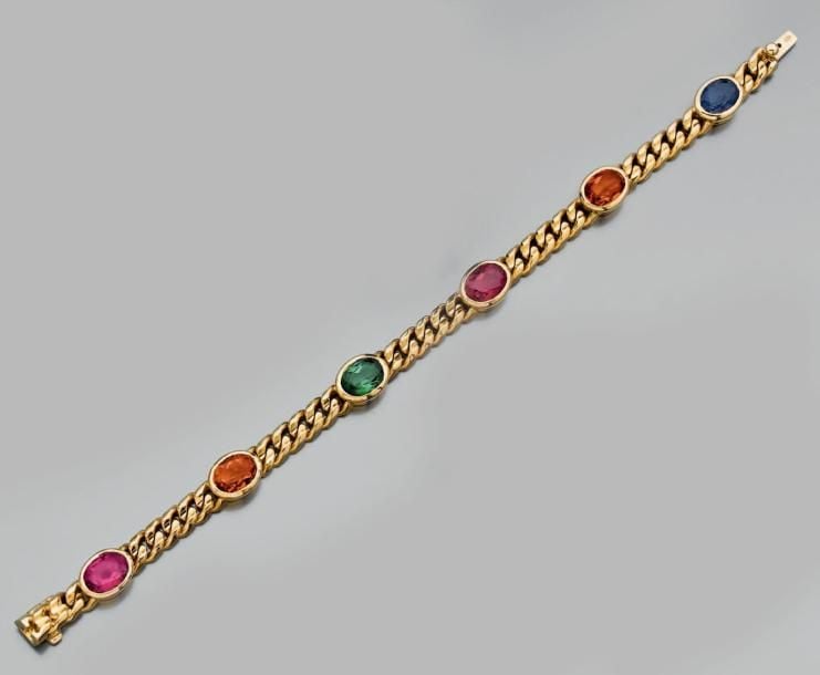 BRACELET «gourmette» articulé en or jaune alterné de pierres précieuses de couleurs de forme ovale, en serti clo