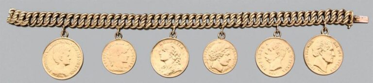 BRACELET «gourmette» en or jaune (750 millièmes) à maille anglaise, retenant six pièces en or (2 pièces de 10FF; 20 FF; 20 Lires italiennes; 20F Suisses; 10 Gulden Pays-Bas