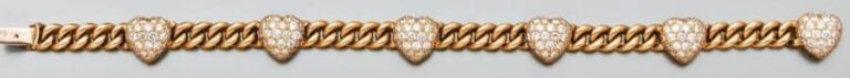 BRACELET «gourmette» en or jaune alterné de six motifs «coeurs» bombés pavés de diamant