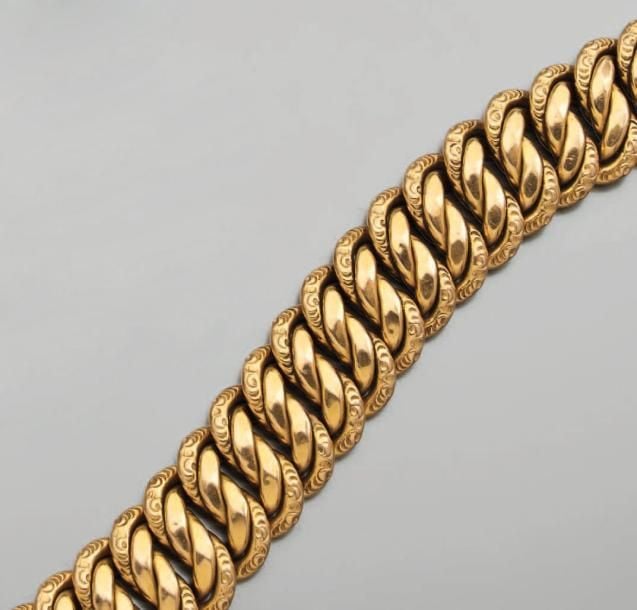 BRACELET gourmette en or jaune partiellement ciselé, maille « américaine torse
