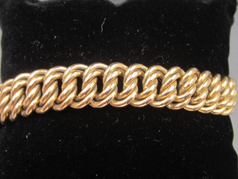 BRACELET «gourmette» en or rose (750 millièmes) à maille anglaise, partiellement cisel