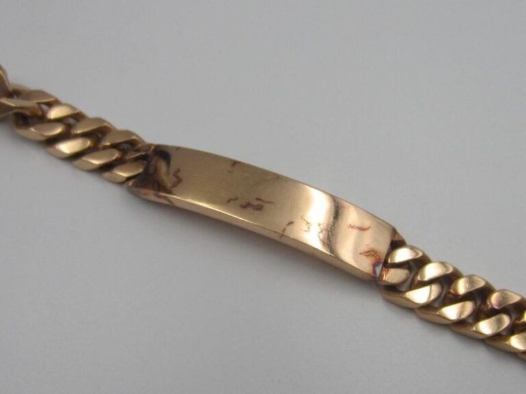 BRACELET gourmette limée en or jaune (750 millièmes) centré d'une plaque incurvé