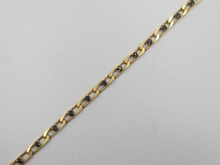 BRACELET «gourmette limée» en or jaune (750 millièmes) serti de petits saphirs foncé