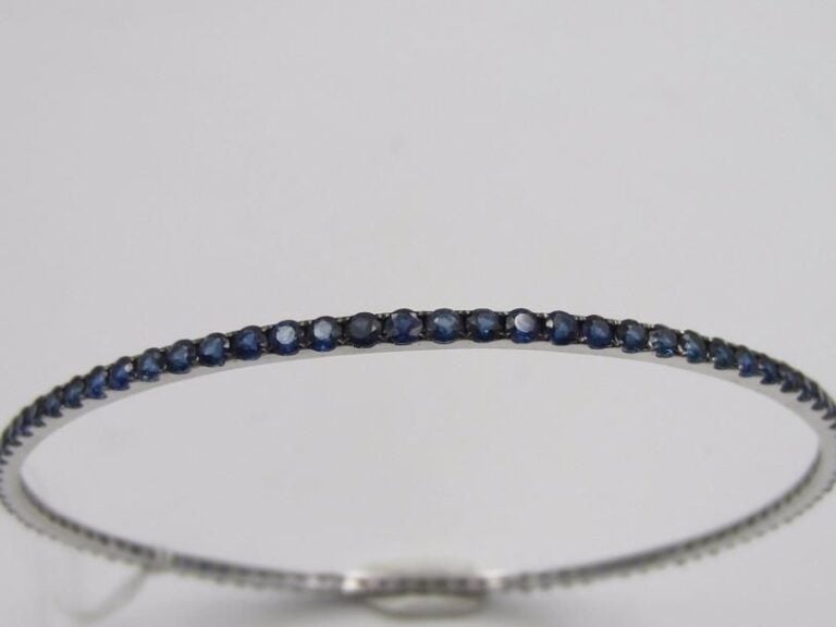 BRACELET jonc en or gris (750 millièmes) serti de saphirs rond