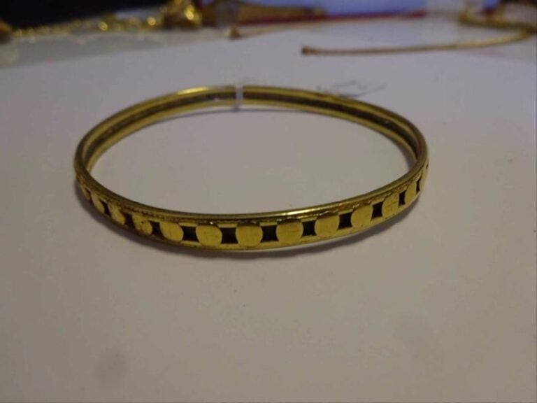 Bracelet « jonc » en or jaune 18K (750°/00) avec décor de pastilles gravées travaillées en creu