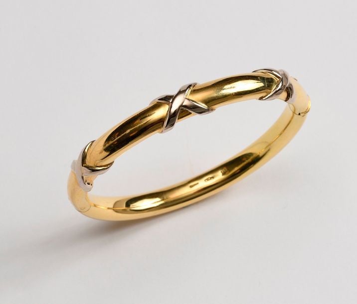 BRACELET jonc en or jaune, à motifs en or gris de rubans croisé
